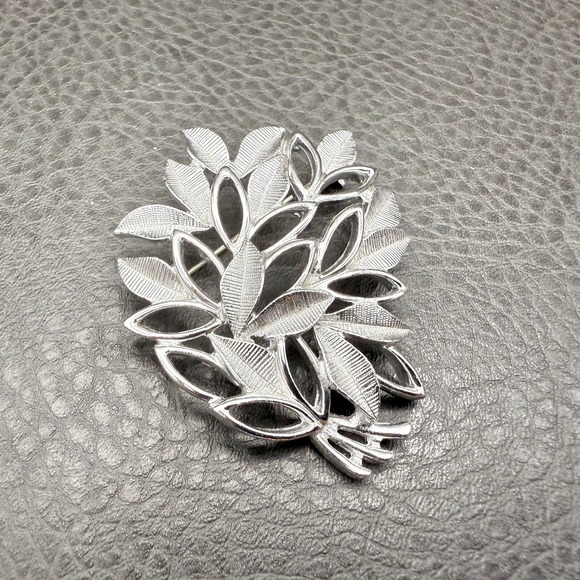 Sarah Coventry Jewelry - Vintage SARAH COV Brooch Silver Tone Leaf Bouquet Pin Textured Modernist Jewelry
